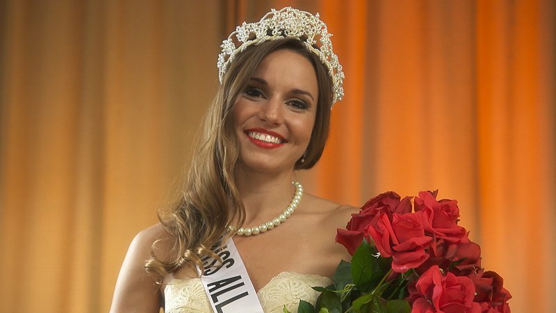 beauty-queen-murders Beauty Queen holding bunch of roses